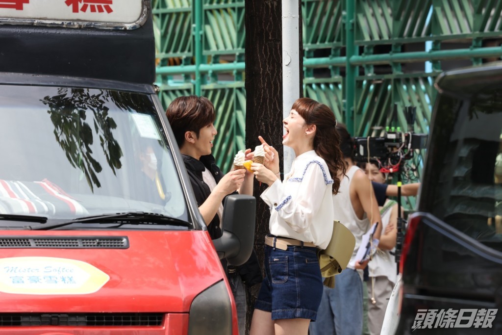 扮演情侶互餵雪糕。